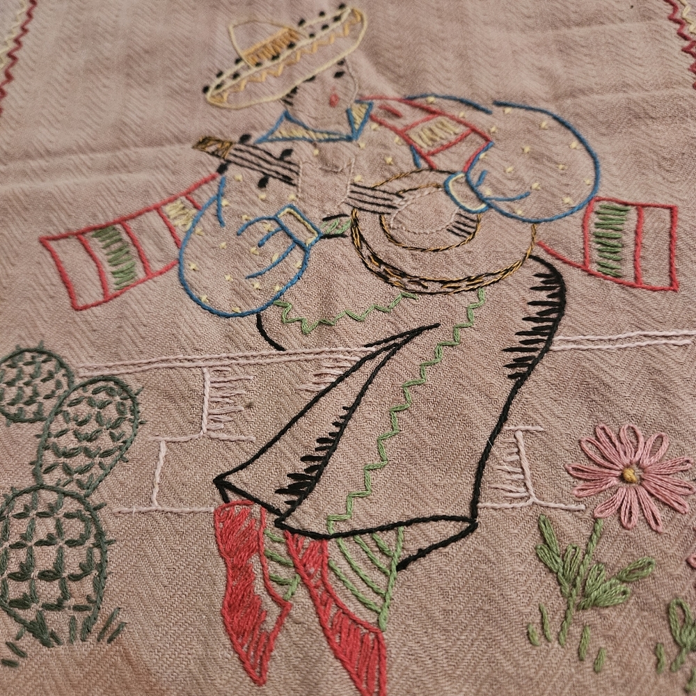 Table Runner Vintage 1950's 33" × 13" - Picture 10 of 10